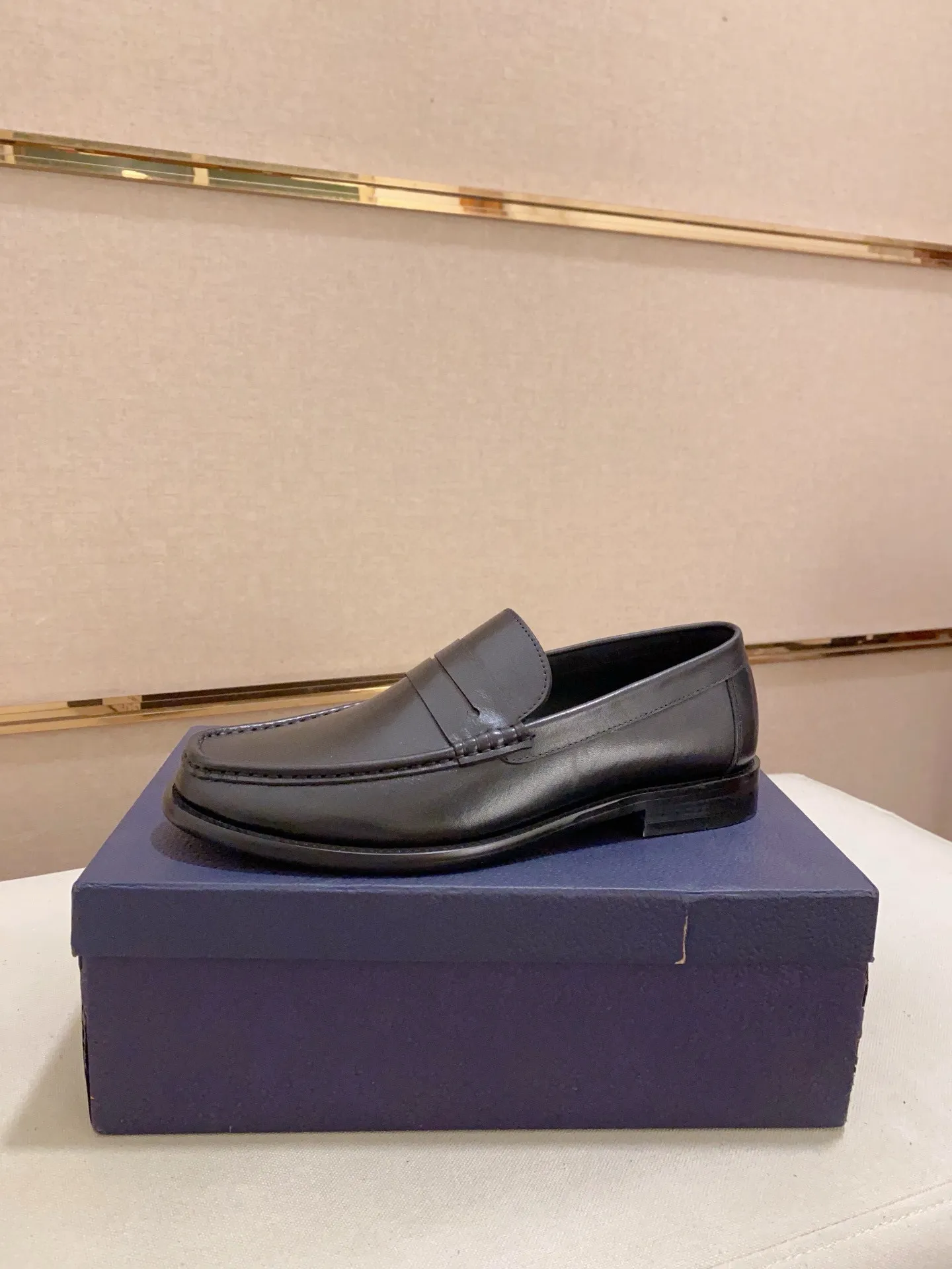 Factory price: 270 men's shoes 💰 High-end version of Dior Dior's new series. Famous actors and Internet celebrities wear super popular designs. They are designed with the sculptures of French artist Niki de Saint Phalle as rings. Material: Imported original material ➕Painted cowhide Foot pads: cowhide Outsole: Rubber outsole Men's shoe size: 38~44 Can be customized to size 45